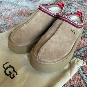 UGG Tazz Platform Slippers Size 9 NEW!!